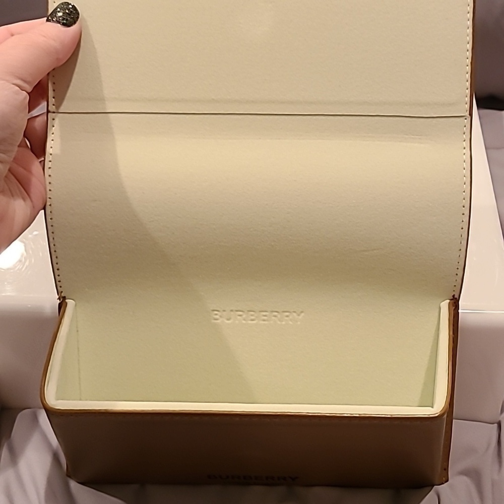 Burberry Black and White lightweight Sunglasses brand new in the box - Picture 10 of 15